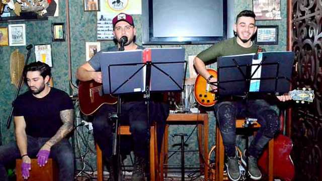 Sohbet ve müziğe doydular