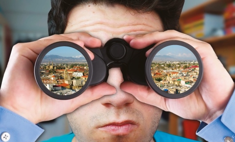 “Biri bizi neden gözetliyor?”