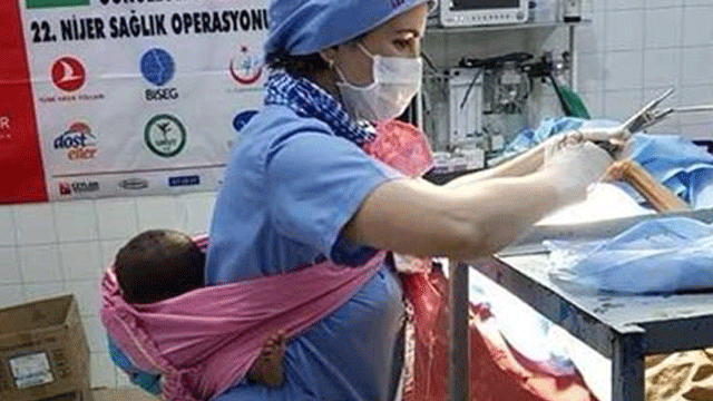Hemşire ameliyatına katıldığı hastanın bebeğini sırtında taşıdı