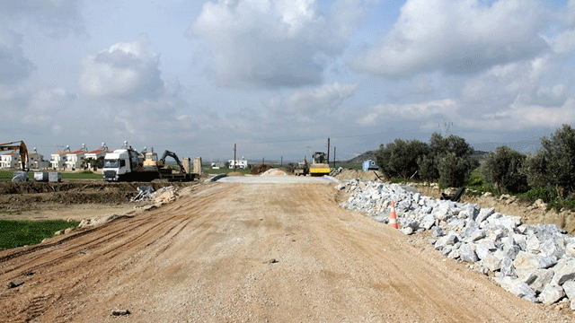İskele Belediyesi'nde kaldırım ve altyapı çalışmaları devam ediyor