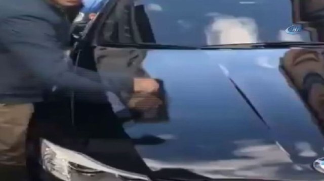 İstanbul'da bir kişi lüks aracı bozuk parayla çizdi