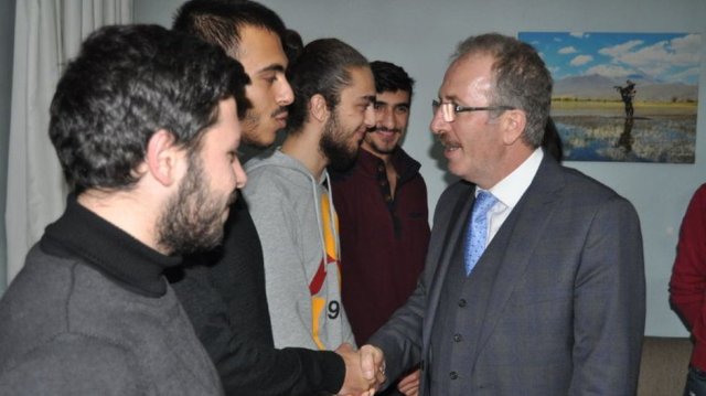 Bartın'da rektörden öğrencilerin kestane davetine icabet