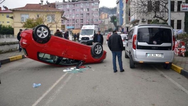 Giresun'da bir kişi 20 kilometre hızla giderken takla attı