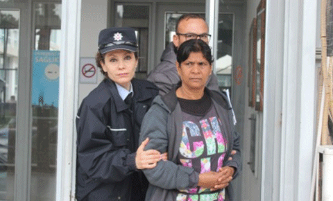 Bakıcı, çaldığı paraları şiltenin altına sakladı