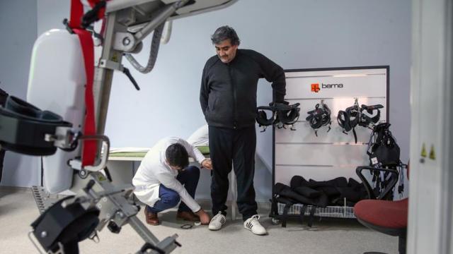 Felçli hastalara robotik yürüme cihazı