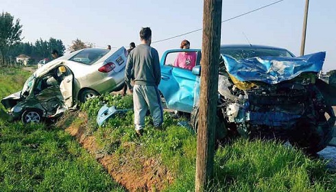 İki araç yüz yüze çarpıştı