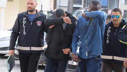 Uyuşturucu satıcısına suçüstü