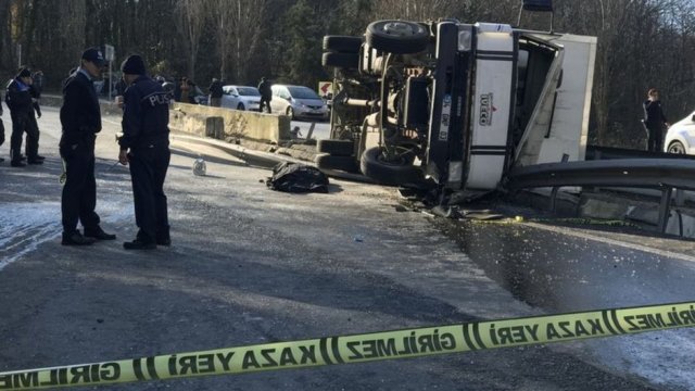 Sarıyer'de dizi çekimine giden kamyon devrildi