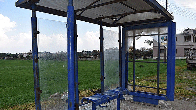 Camlarını kırdılar