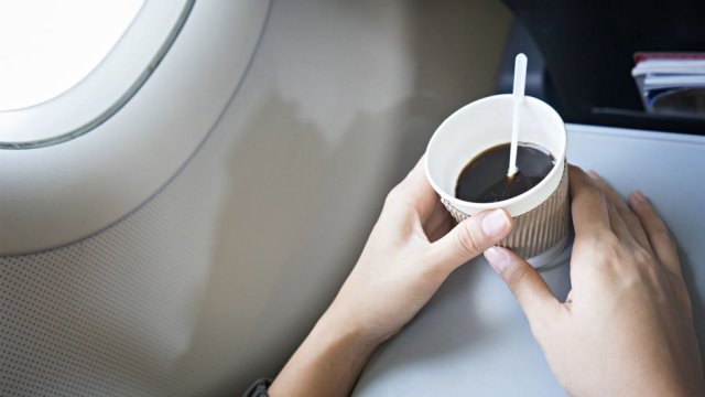 Uçuş görevlisinden uçaklarda çay kahve içmeyin uyarısı!