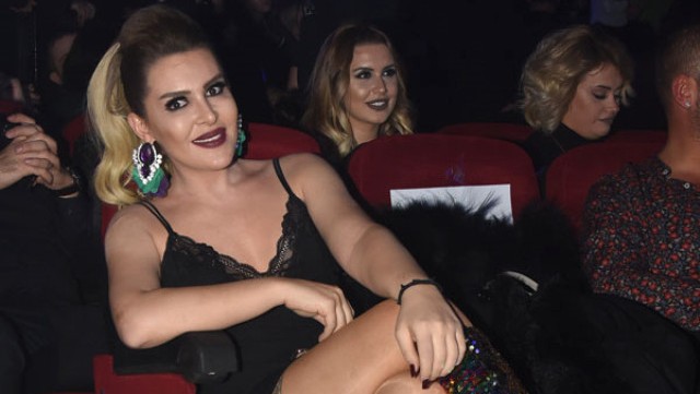 Selin Ciğerci, Bir Karış Minisiyle Düzgün Oturmayı Beceremedi