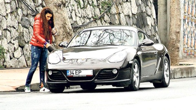 Ünlü Şarkıcı Ebru Polat, Yolda Kalan Aracının Yakıt Deposuna Benzin Yerine Su Koydu!