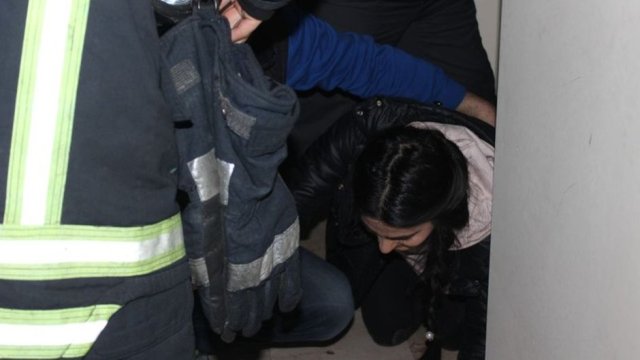 İki genç kız apartmana girdi, sonrası korkunç! Dakikalarca beklediler