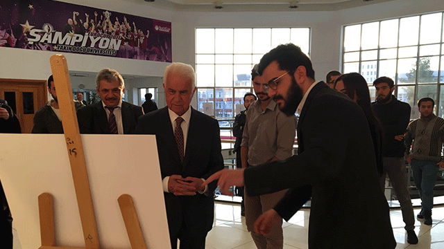 YDÜ Sanat Kulübü ‘Hata Kimde’ Sergi ve Oyunu 3. Cumhurbaşkanı Dr. Derviş Eroğlu’nun katılımı ile gerçekleştirildi