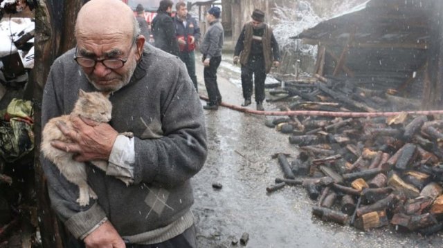 Bolu'da yaşlı adam evinin yanışını gözyaşları içinde izledi