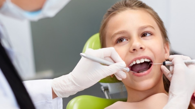 Tatilde çocuğunuzun diş bakımını yaptırın
