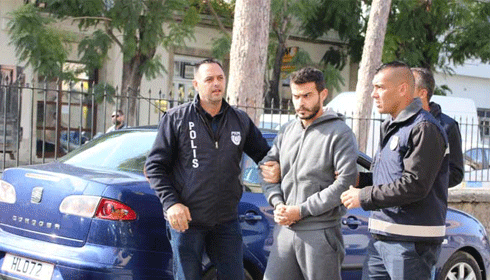 Odunla başına vurup bıçakladılar