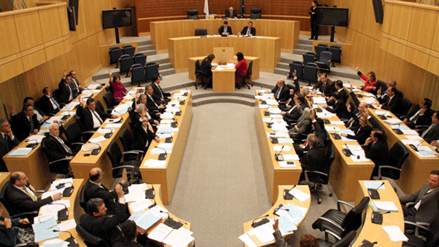 Rum Meclisi’nde darbe ve Barış Harekatı’nın kınanması için özel oturum düzenlendi