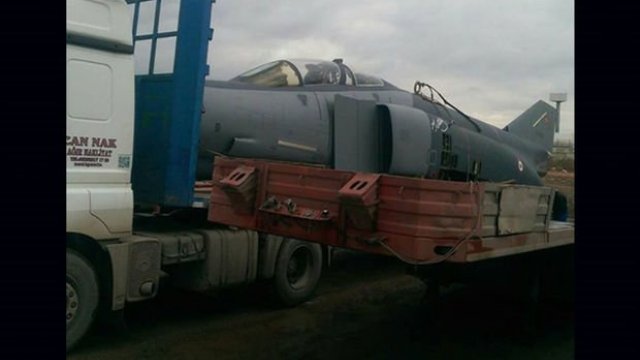 Savaş uçağı Eskişehir'den Ankara'ya karayoluyla getirildi