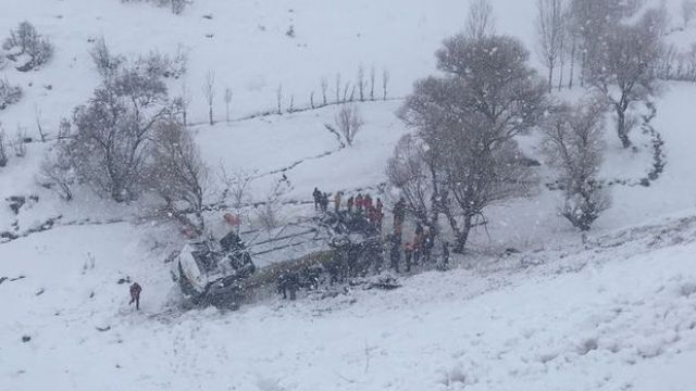 Muş'ta yolcu otobüsü dereye uçtu