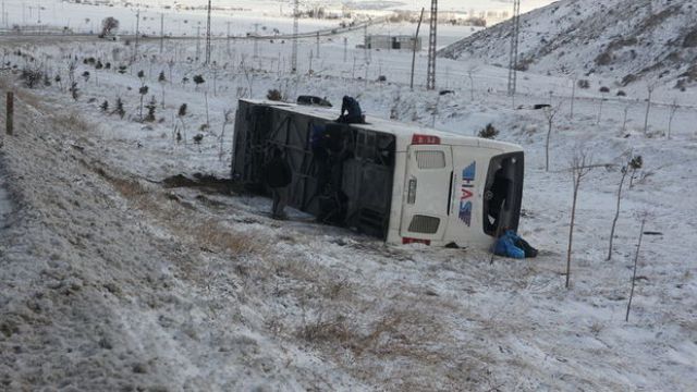Konya'da yolcu otobüsü şarampole devrildi