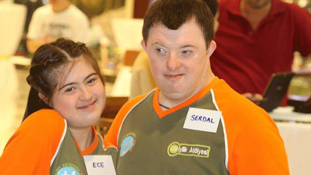 Yüzük sembolik, sevgi gerçek