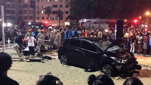 Brezilya’da dehşet anları: Otomobil yayaların arasına daldı