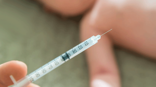 Anne babalar endişeli: Birlikte yapılan aşılar ani ölüme sebep olur mu?