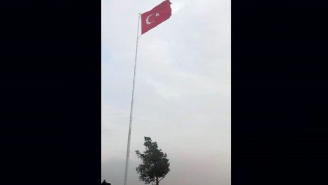 Suriye sınırına dev Türk Bayrağı dikildi