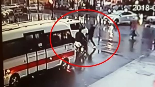 Mersin'de bir kişi müdürün aracına balta ile saldırdı