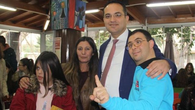 Down sendromlu kızı Dilan için yazdığı kitaplarını imzaladı