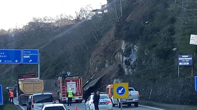 Karadeniz Sahil Yolu’nda heyelan