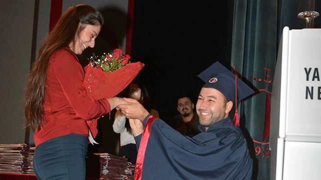 YDÜ Mühendislik Fakültesi Mezuniyet Töreni’ne sürpriz evlilik teklif damgasını vurdu