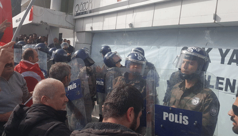 Afrika'nın tabelasını söktüler, çevik kuvvet olay yerinde