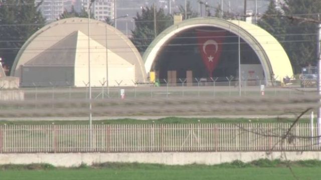 İncirlik'teki F-16 hangarına dev Türk Bayrağı asıldı