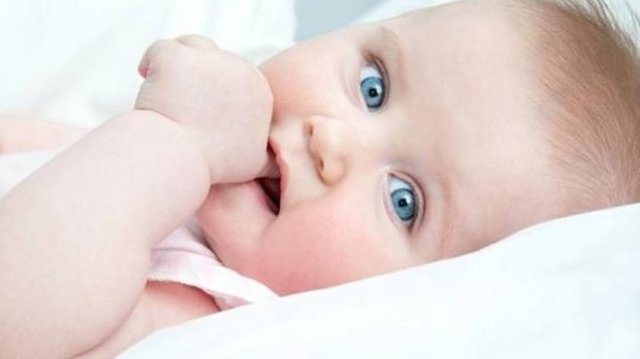 Bebekler neden parmak emer? Parmak emmek zararlı mıdır?