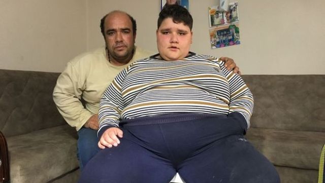 İzmir'de 185 kilo olan Nurettin Yamaç okulunu bırakmamak için tedaviyi reddediyor!