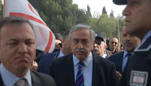 İşte Cumhurbaşkanı Akıncı'nın yuhalandığı görüntüler!