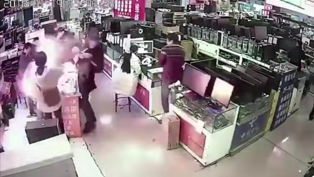 iPhone X'u ısırarak patlattı!