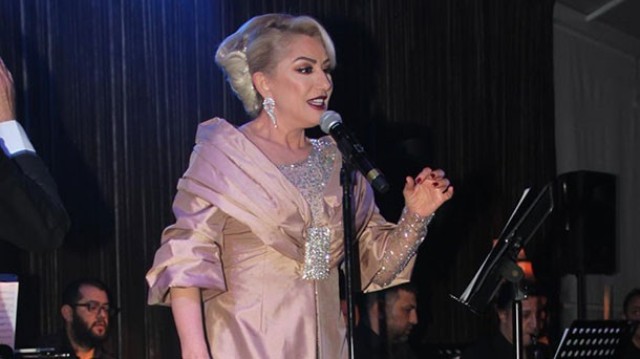 Askerlerimiz için “Memleketim” şarkısını söyledi