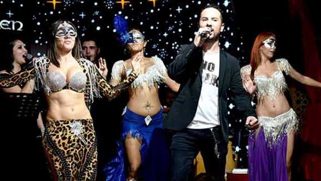 Sahnesi şovlarla büyülüyor