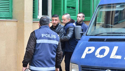 Mahkemede başını camlara vurdu