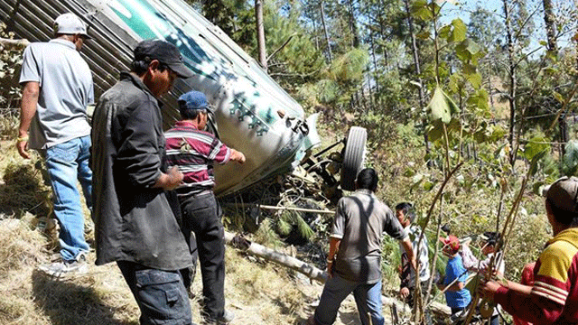 Guatemala'da otobüs uçuruma yuvarlandı