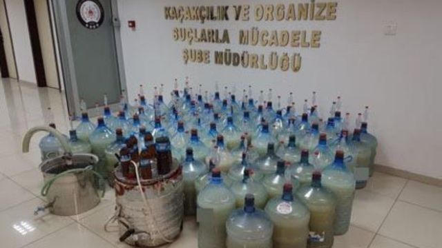 Çorum'da emekli öğretim görevlisi, banyoda kaçak viski üretirken yakalandı