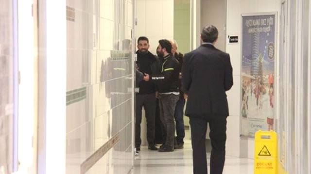 Hayranları Arda Turan'ı Görmek İçin Tuvaletin Önünde Kuyruk Oluşturdu