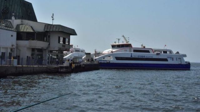 İzmir'de araba ve yolcu vapuru seferleri iptal edildi