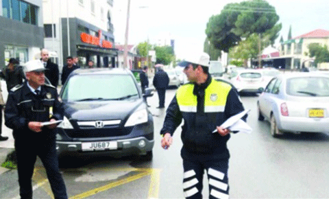 Taksi savrula savrula araçlara çarptı