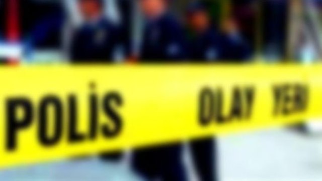 Beyoğlu'nda bir genç kız silahla oynarken kendini vurdu