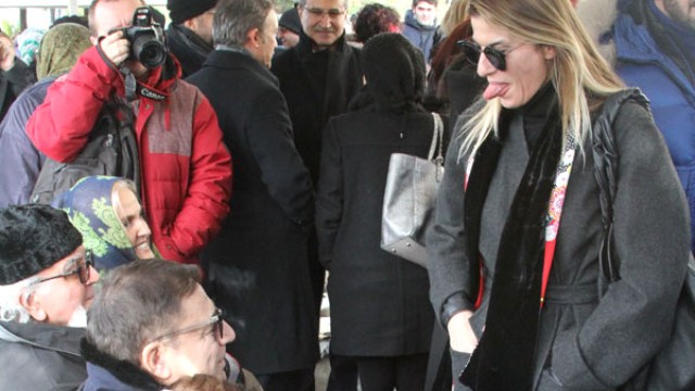 Annesinin Cenazesinde Eski Eşi Mehmet Ali Erbil'e Dil Çıkarttı