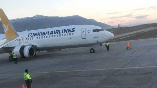 Denizli'de motoru arızalanan 110 yolculu uçak pistte kaldı